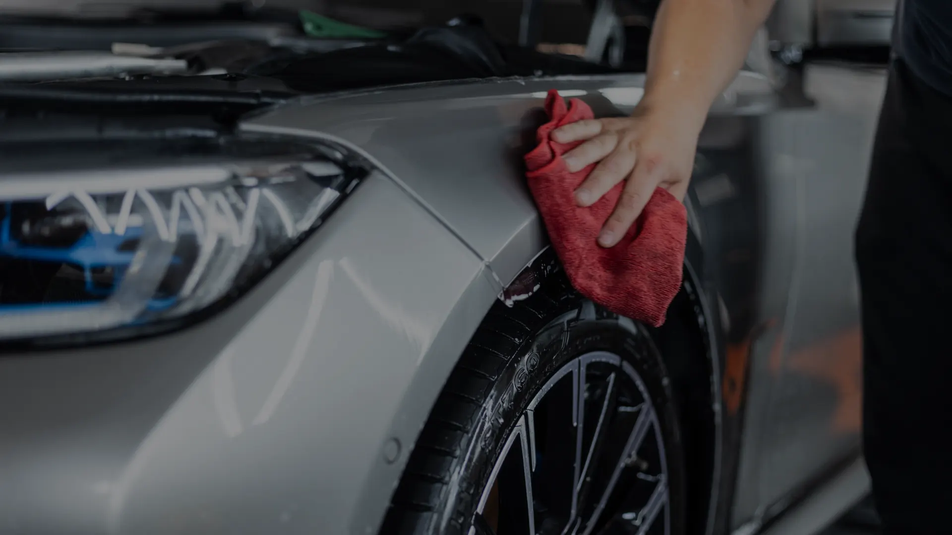 Ruční mytí vozu pěnou v detailingovém studiu